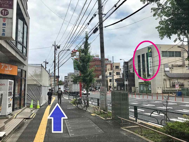 右手に三井住友銀行の画像