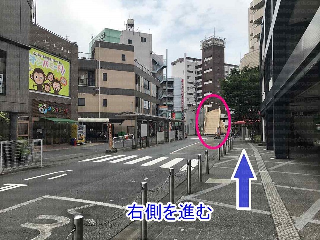 道の先に歩道橋の画像