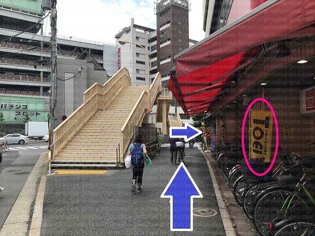 歩道橋とパチンコスロット屋の画像