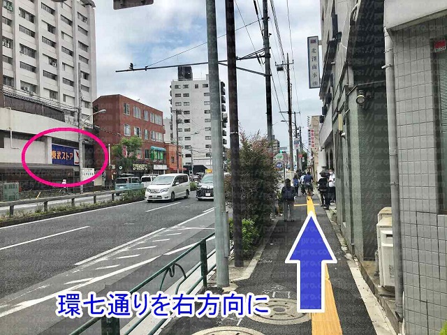 左手に東武ストアの画像