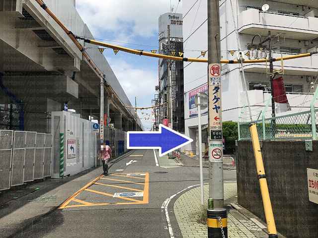 線路沿いの道の画像