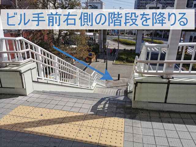 右側の階段の画像