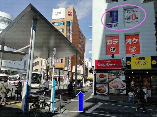道路角のビルの画像