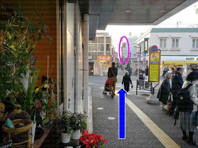 道の先に三井住友銀行の画像