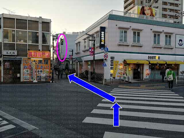 横断歩道とドトールの画像