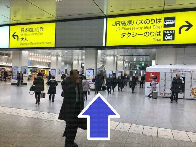 出口案内板と通路の画像