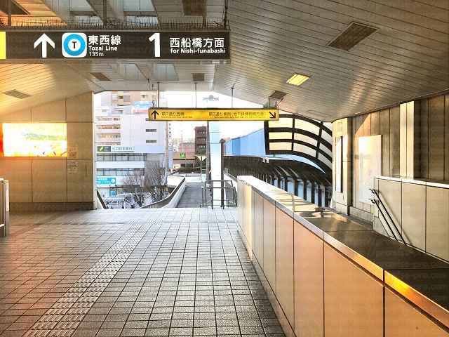 地下鉄博物館方面へ向かう