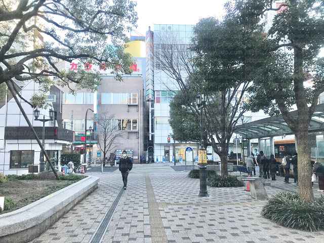 駅前交番とバス乗り場の間を直進