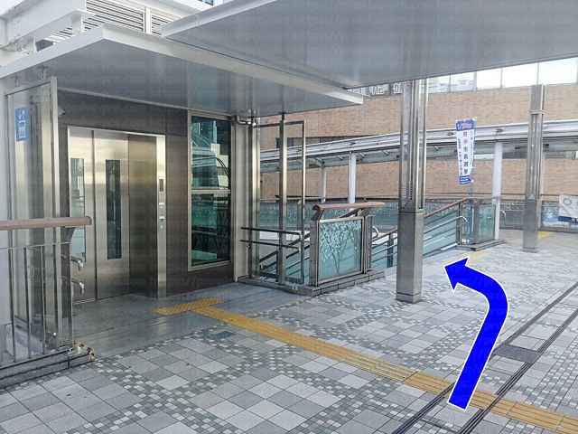 エレベーターと階段の画像