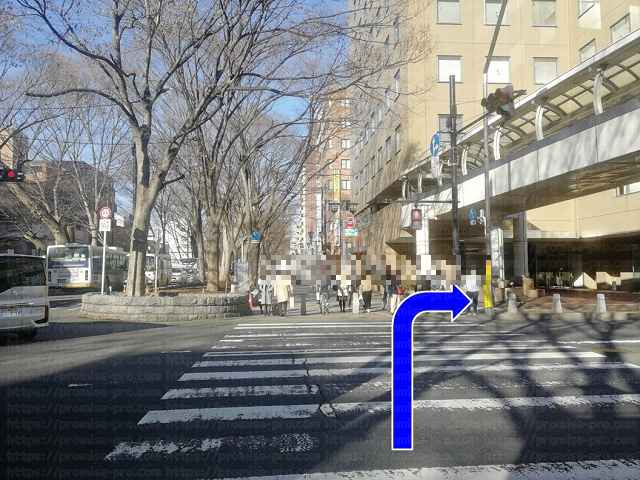 信号と横断歩道の画像