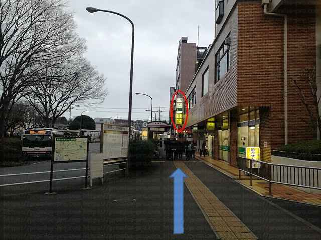 遠くに三井住友銀行看板の画像