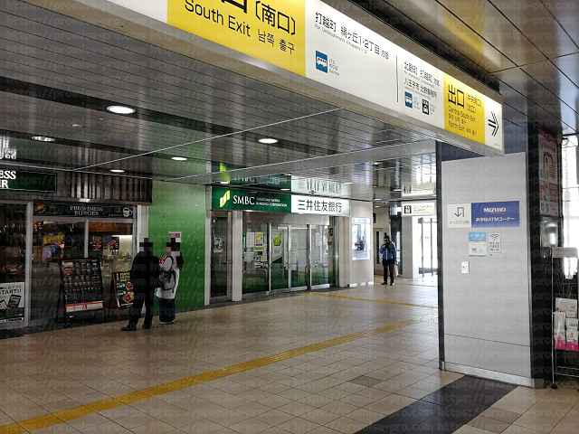 右手に三井住友銀行の画像