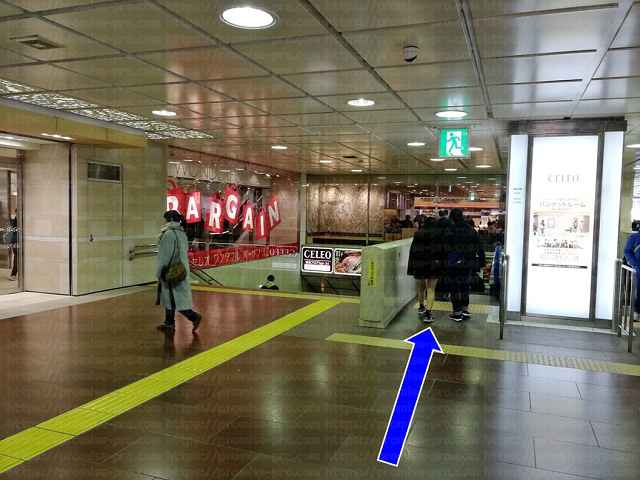 階段とエスカレーターの画像