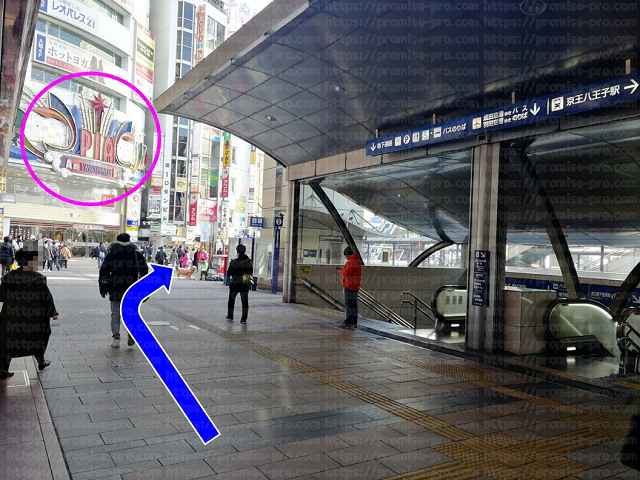 左手にPIAの画像