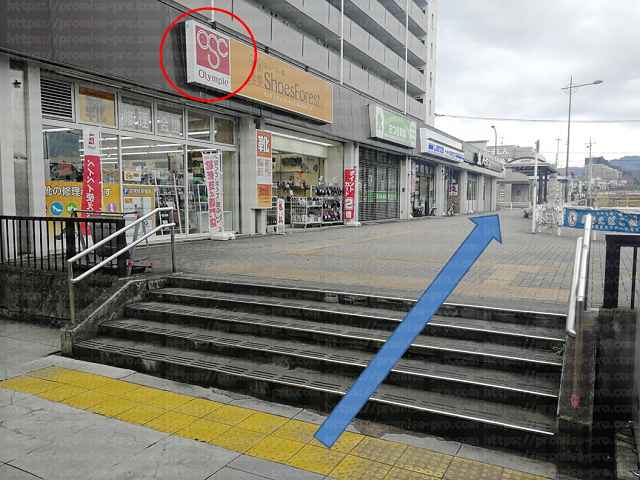 階段右手に靴屋と調剤薬局の画像""