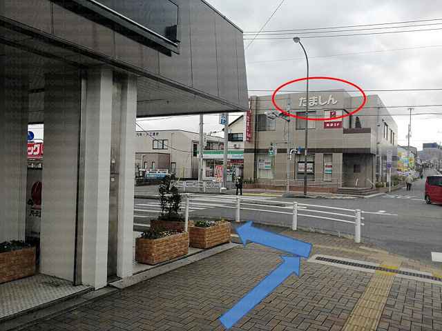 横断歩道先にたましんの画像