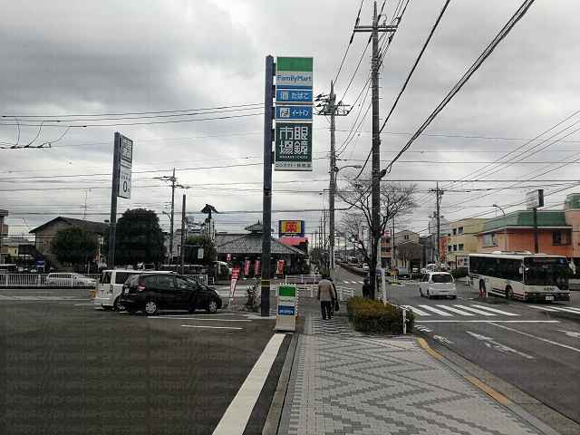 ファミリーマートと眼鏡市場の看板の画像