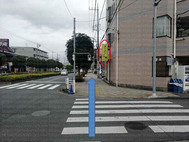横断歩道の先にラーメン次郎看板の画像