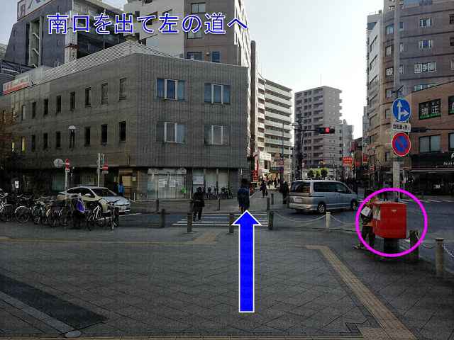 右側に赤いポストの画像