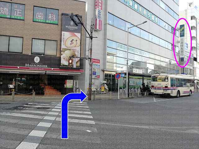 横断歩道と三井住友銀行看板の画像