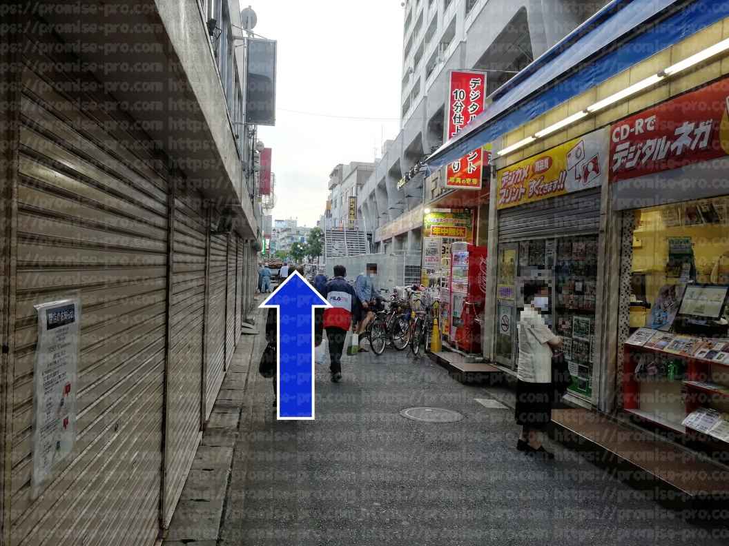 線路沿い道路直進画像