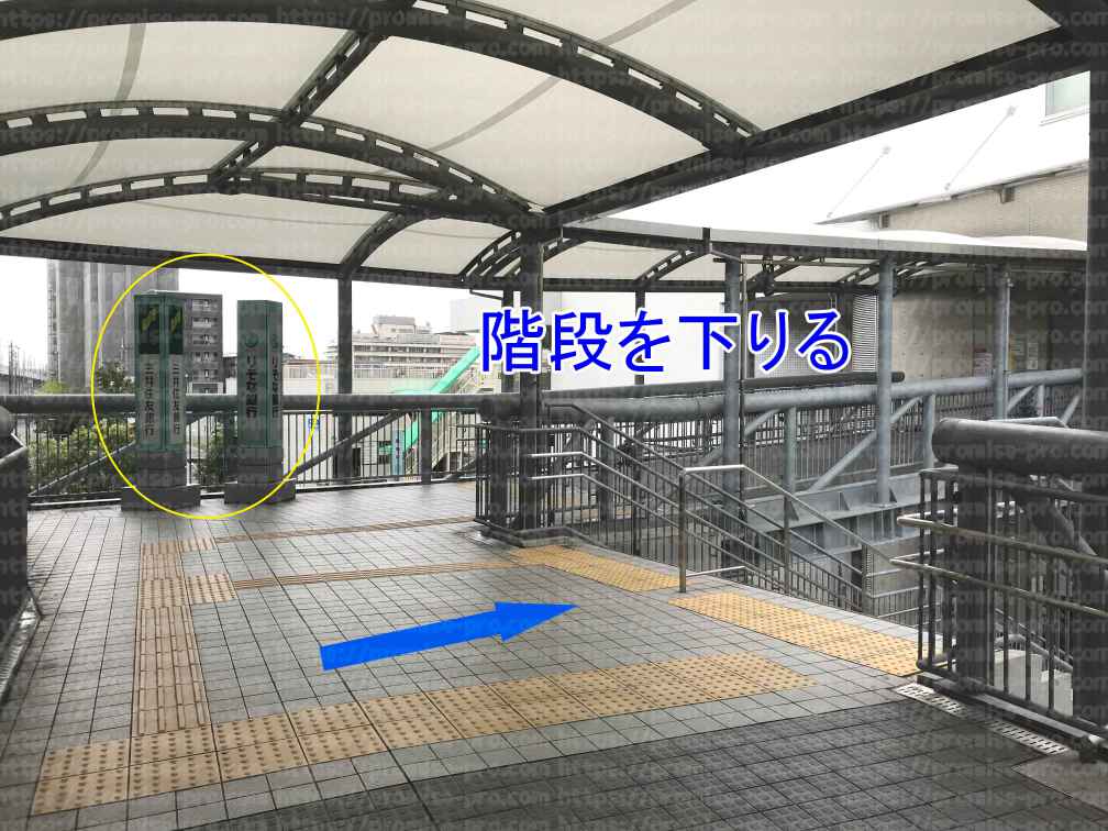 三井住友銀行看板手前に階段画像