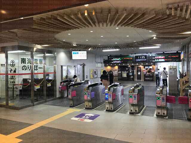 南海電鉄の河内長野駅の改札口の画像