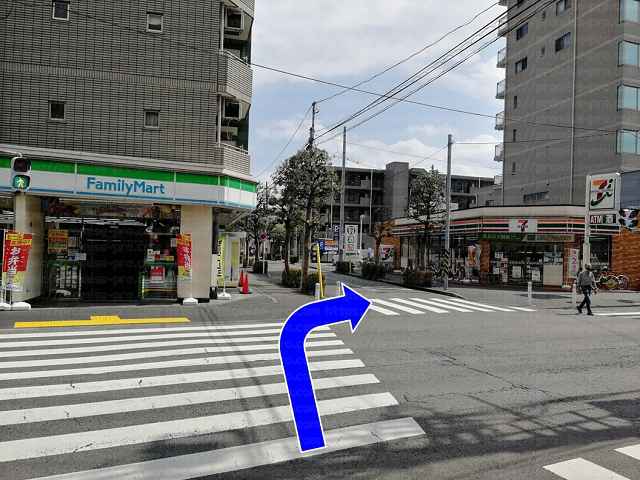 横断歩道の先にファミリーマートの画像