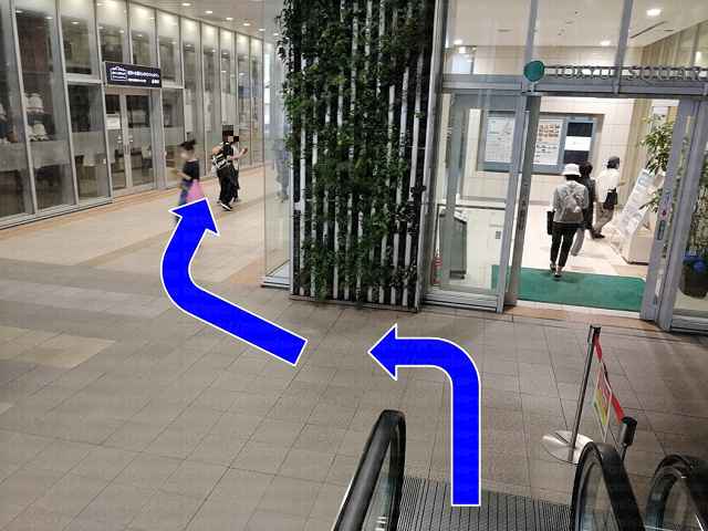 エスカレーター先に通路の画像