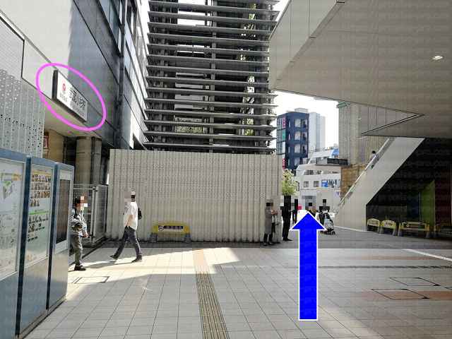 左手に東急線出口の画像