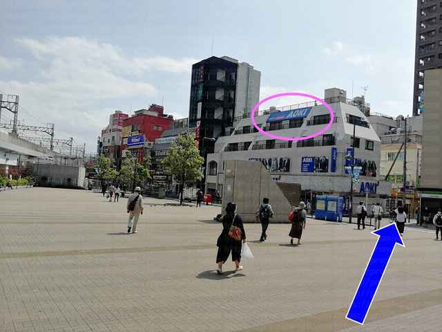 建物の上にAOKI看板の画像
