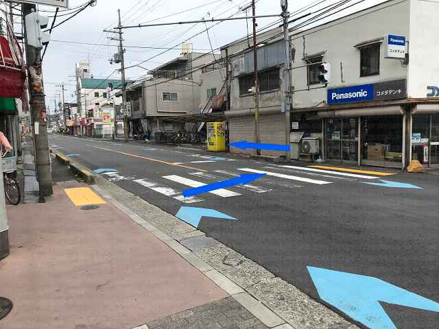 横断歩道と電気屋さんの画像
