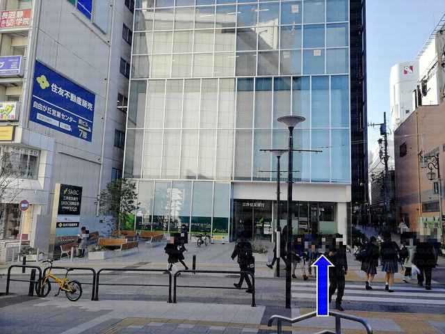 横断歩道の先に三井住友銀行の画像