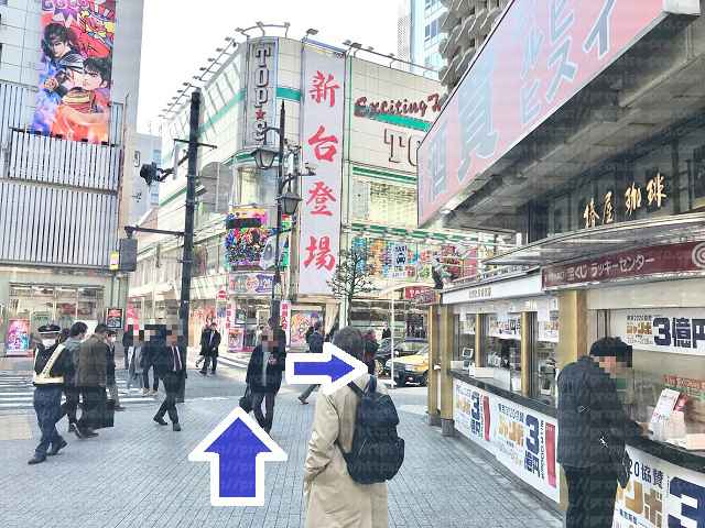 右手に宝くじ売り場の画像