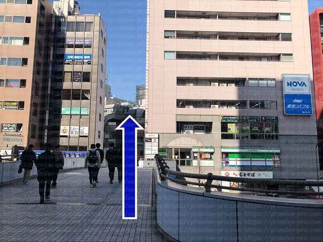 ビルの合間に向かって進む画像