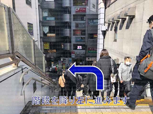 階段を下りる画像