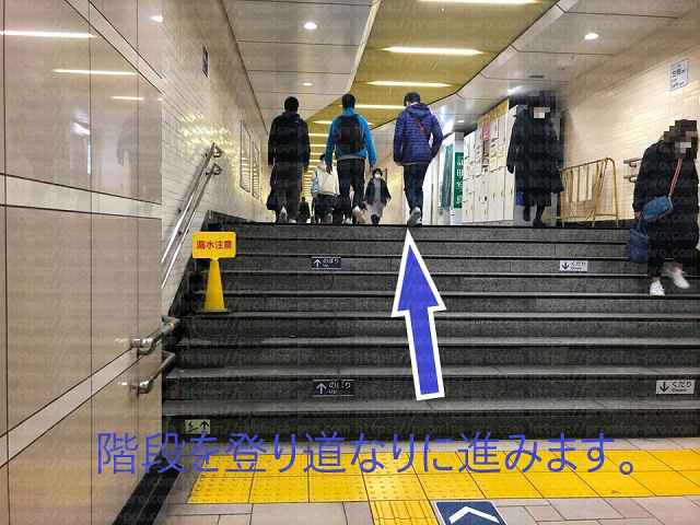 表参道駅構内階段の画像