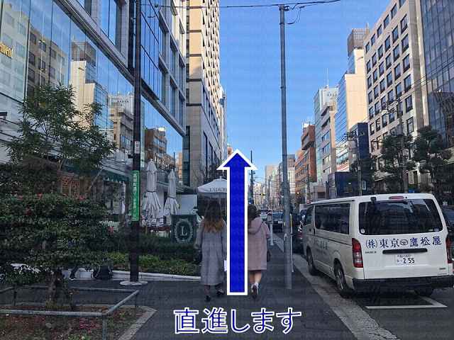 道をまっすぐ進む画像