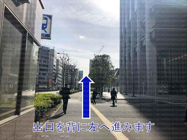 A8出口を背に左へ進む