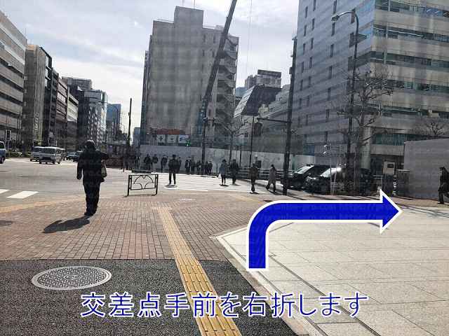 交差点は渡らずに右折