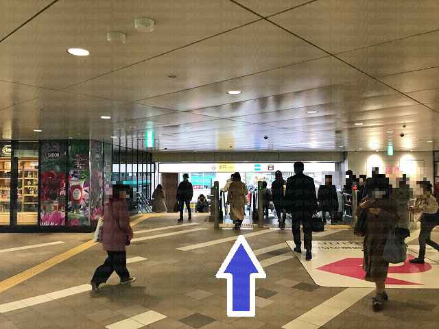 南改札出口に向かう画像