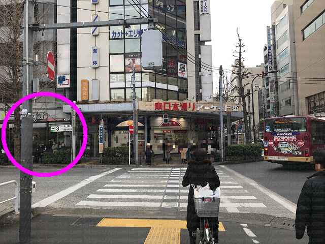 横断歩道の先に三井住友銀行の画像