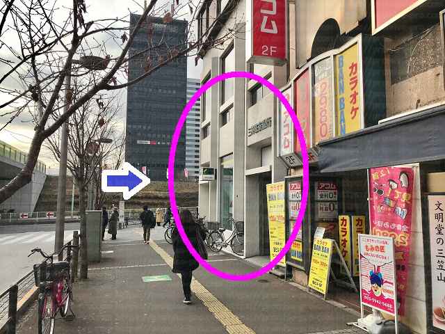 右手先に三井住友銀行の画像