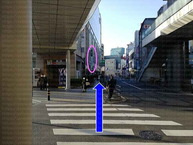 横断歩道の先に三井住友銀行看板の画像