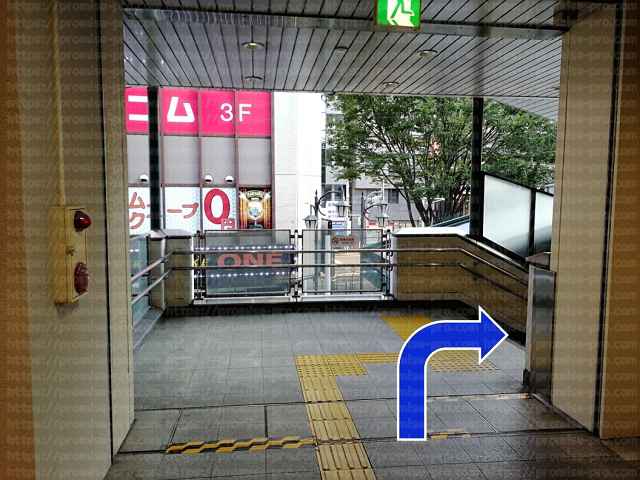 右手に階段の画像