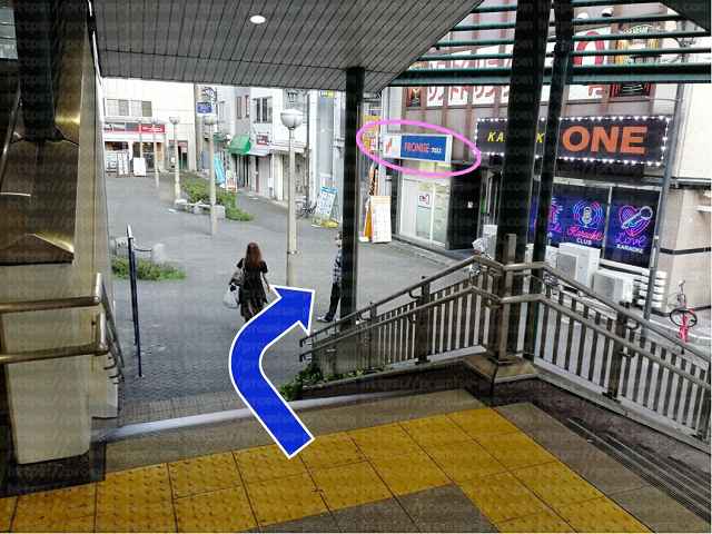 階段右手にプロミス看板の画像