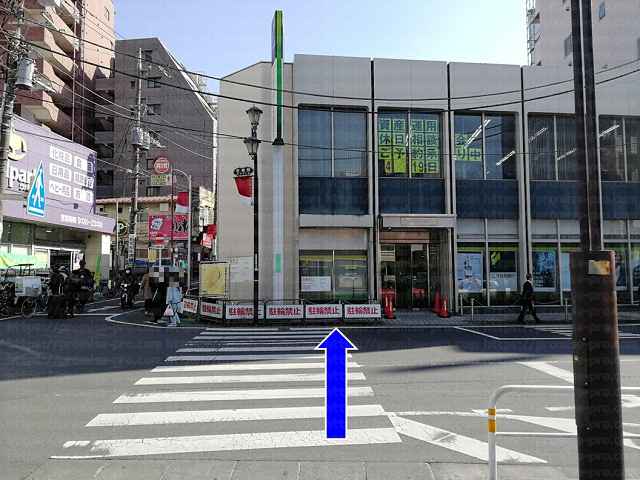 横断歩道の先に三井住友銀行の画像