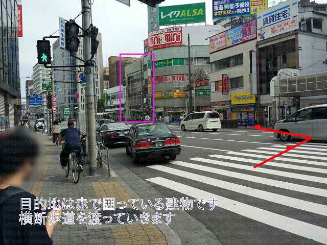 横断歩道と左手に三井住友銀行の画像