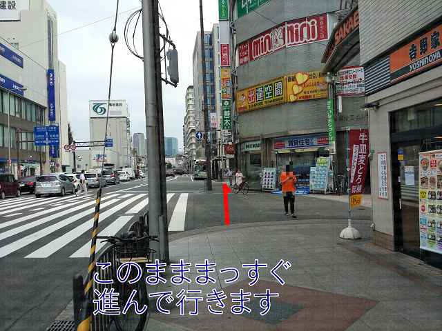 横断歩道と吉野家の画像