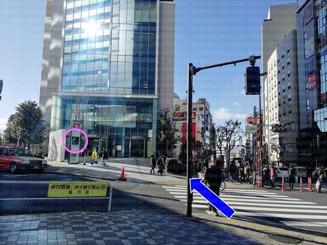 横断歩道とビルの画像